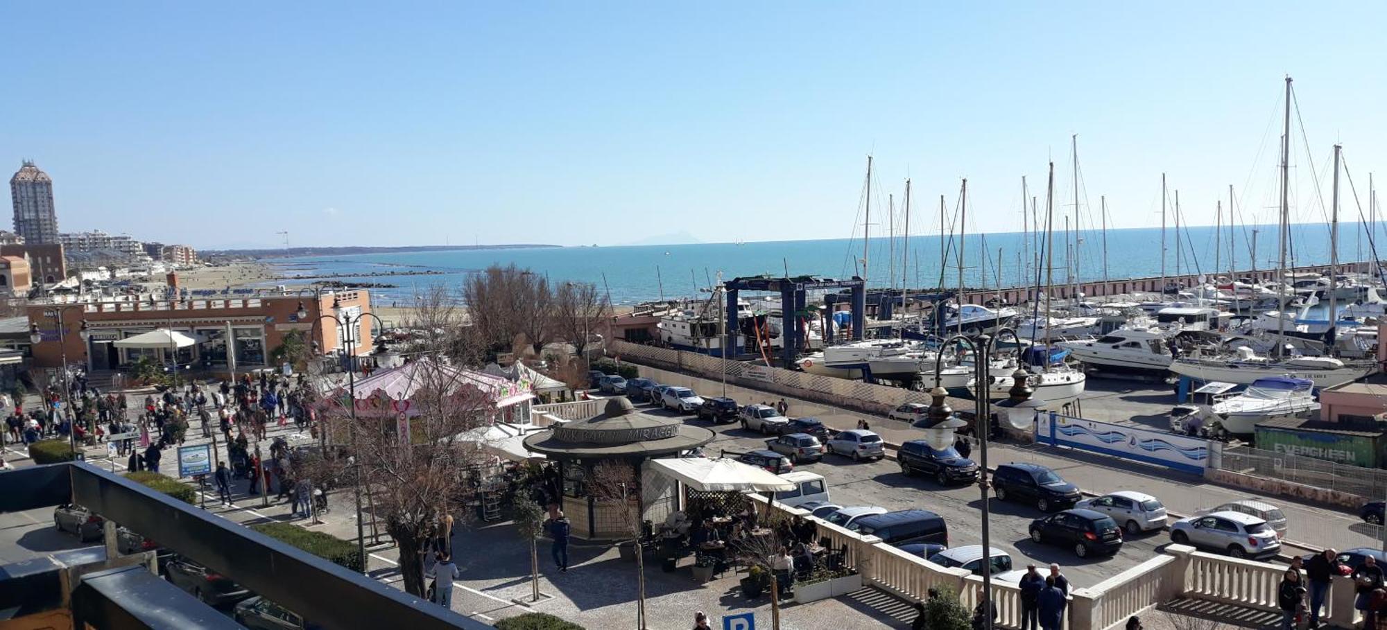 Spazioso Sul Lungomare Di *